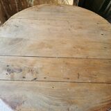 Table ronde à œillets