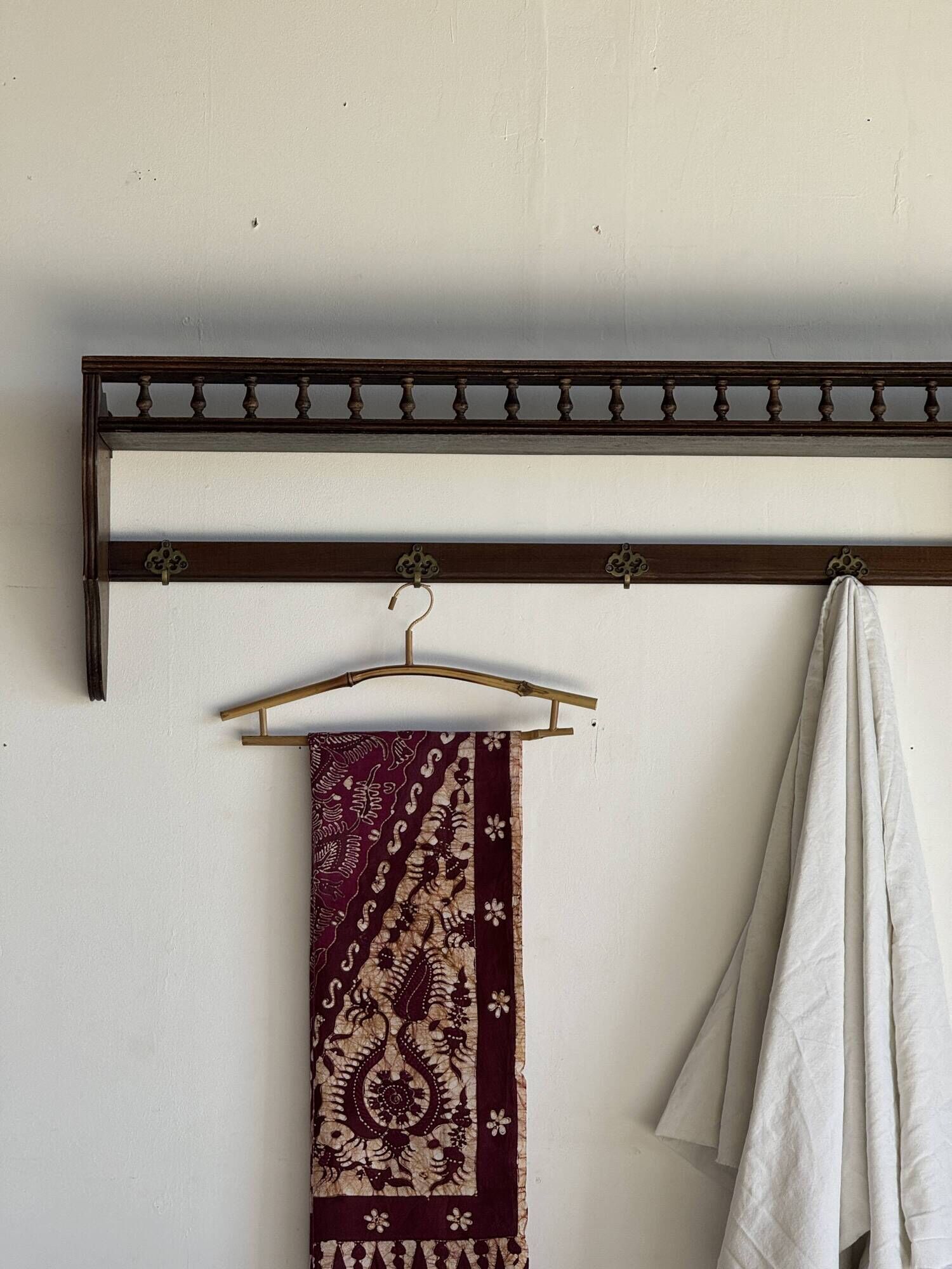 Antique wooden wall shelf with a turned gallery and 5 hooks L120 H40 D18