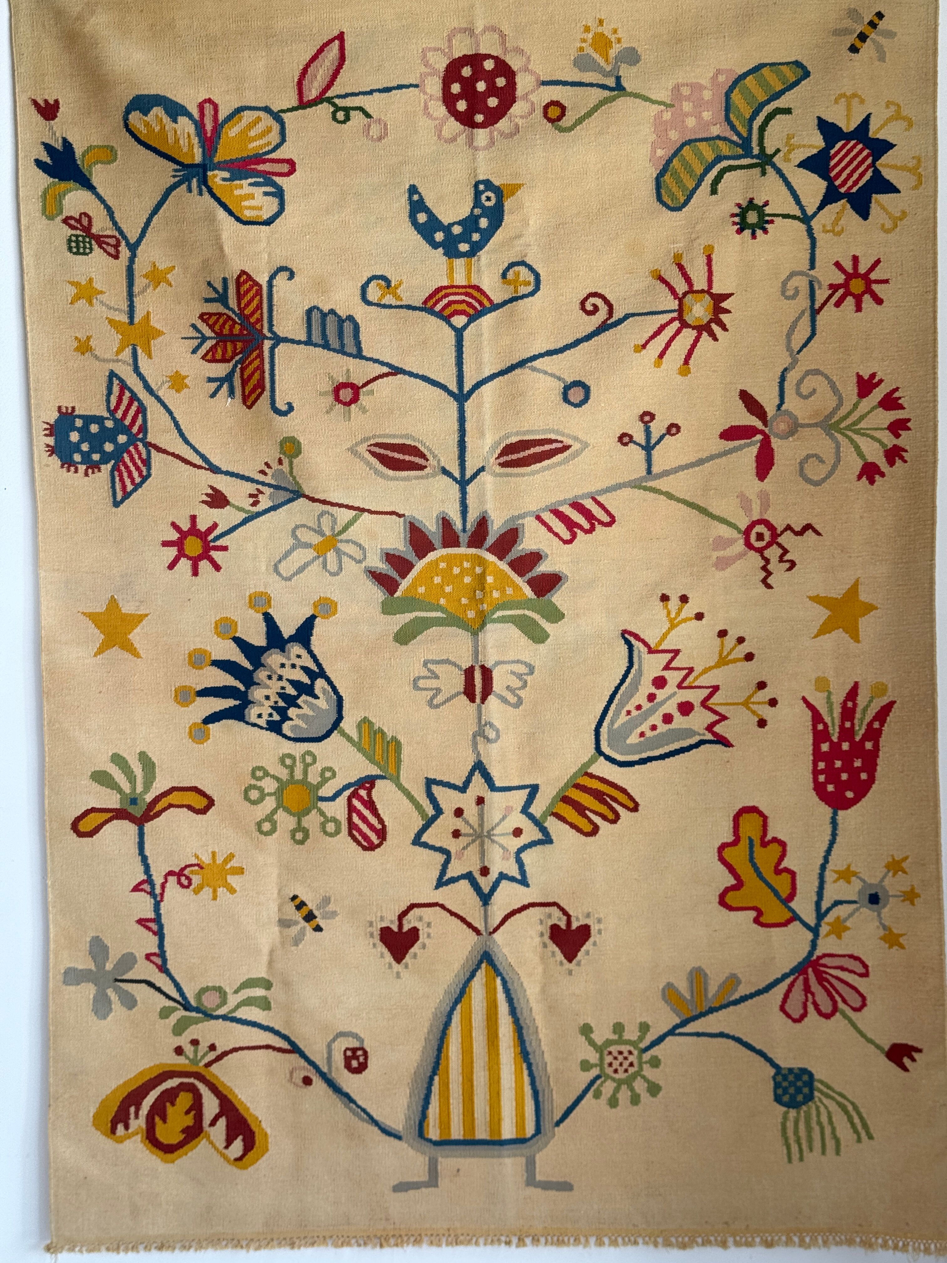 Large beige Indian rug with floral patterns 196x137.