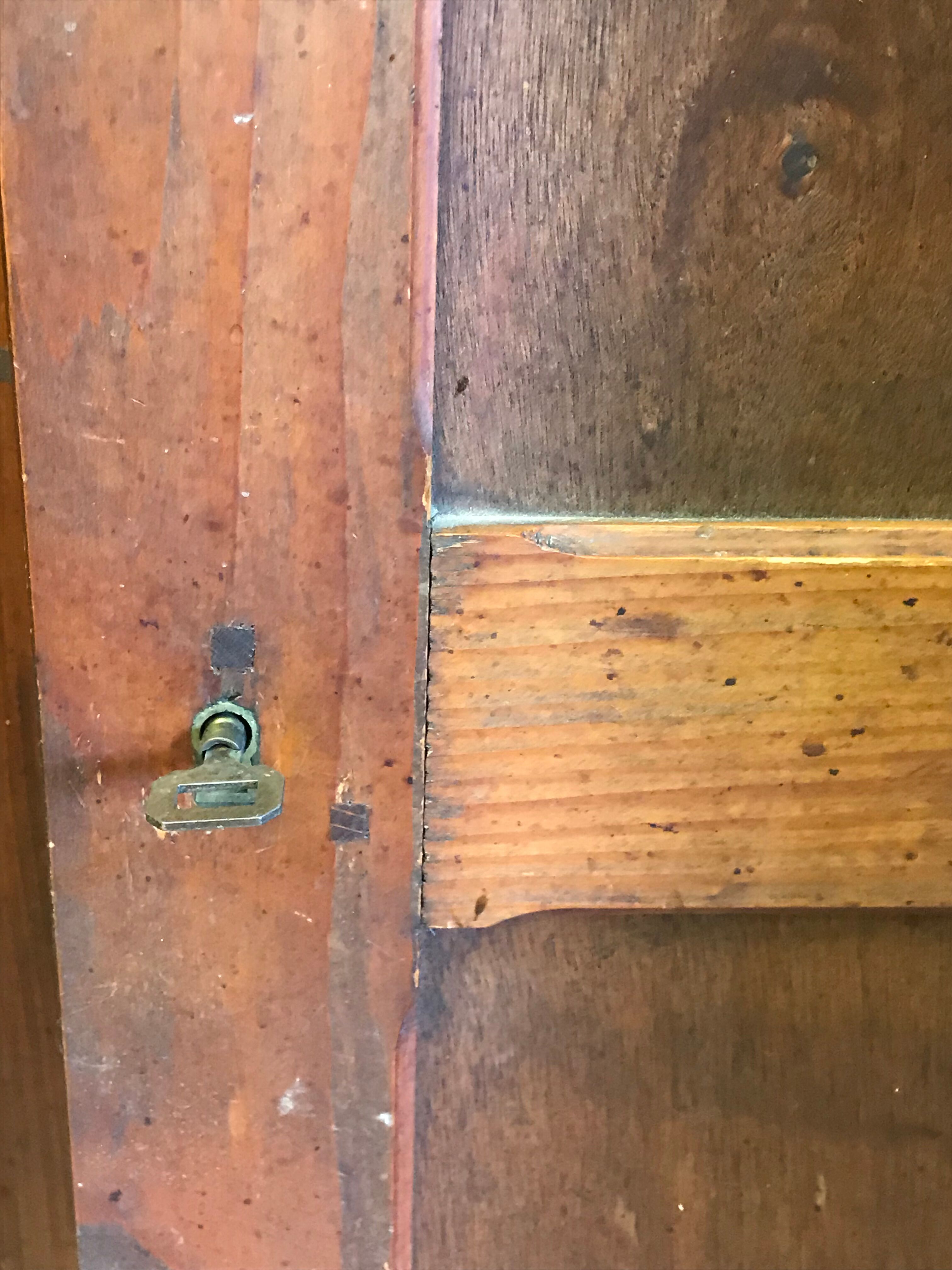 Vestiaire de métier des années 20 en bois brut
