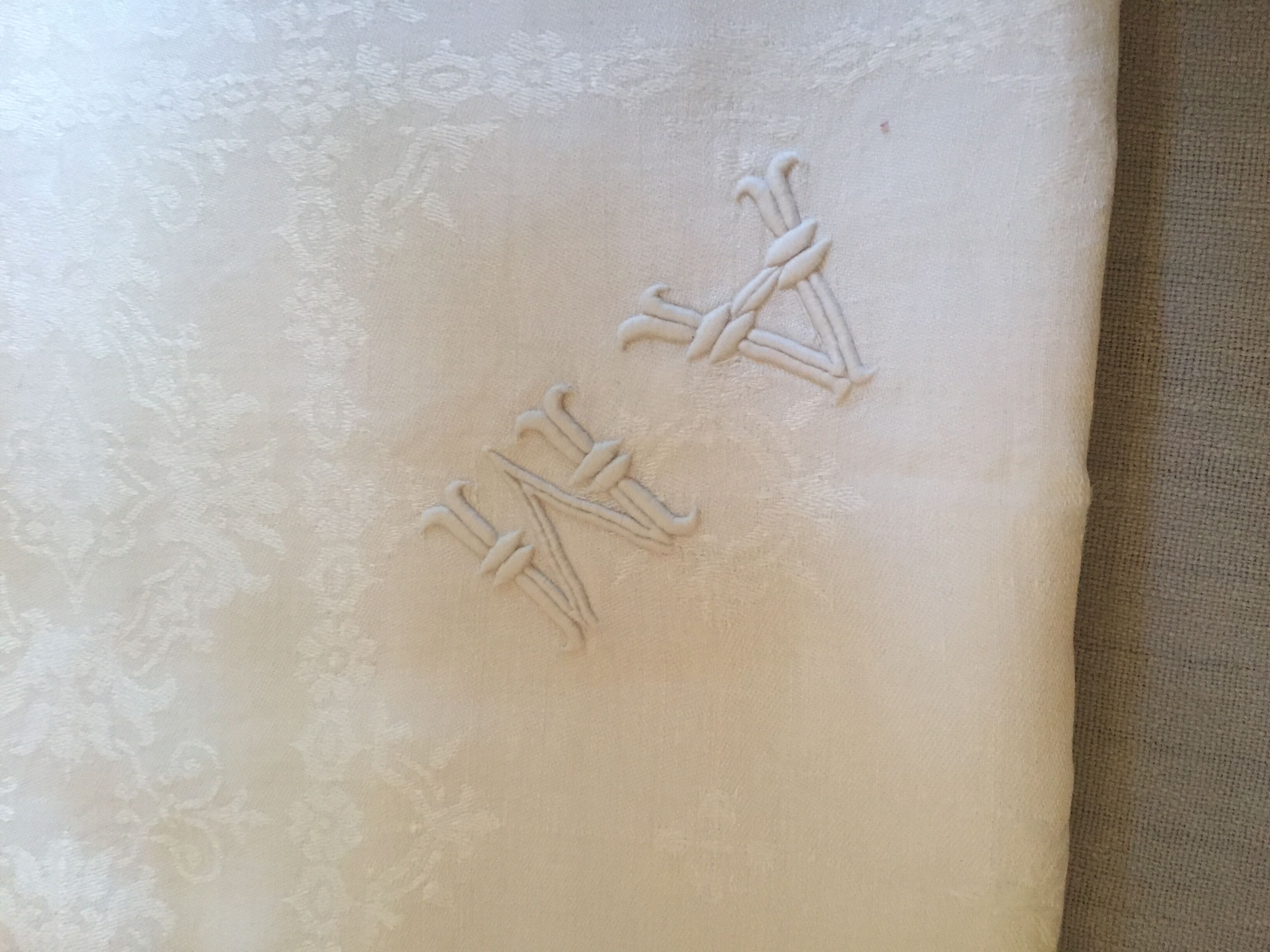 Nappe en damassée monogrammé AM
