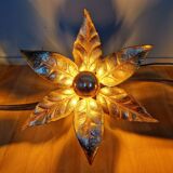 Large floral wall light in brass and gilded metal, Willy Daro, 1970.