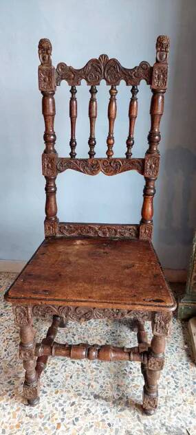 Paire rare de chaises sculptées, fabrication italienne du XVIIe siècle.
