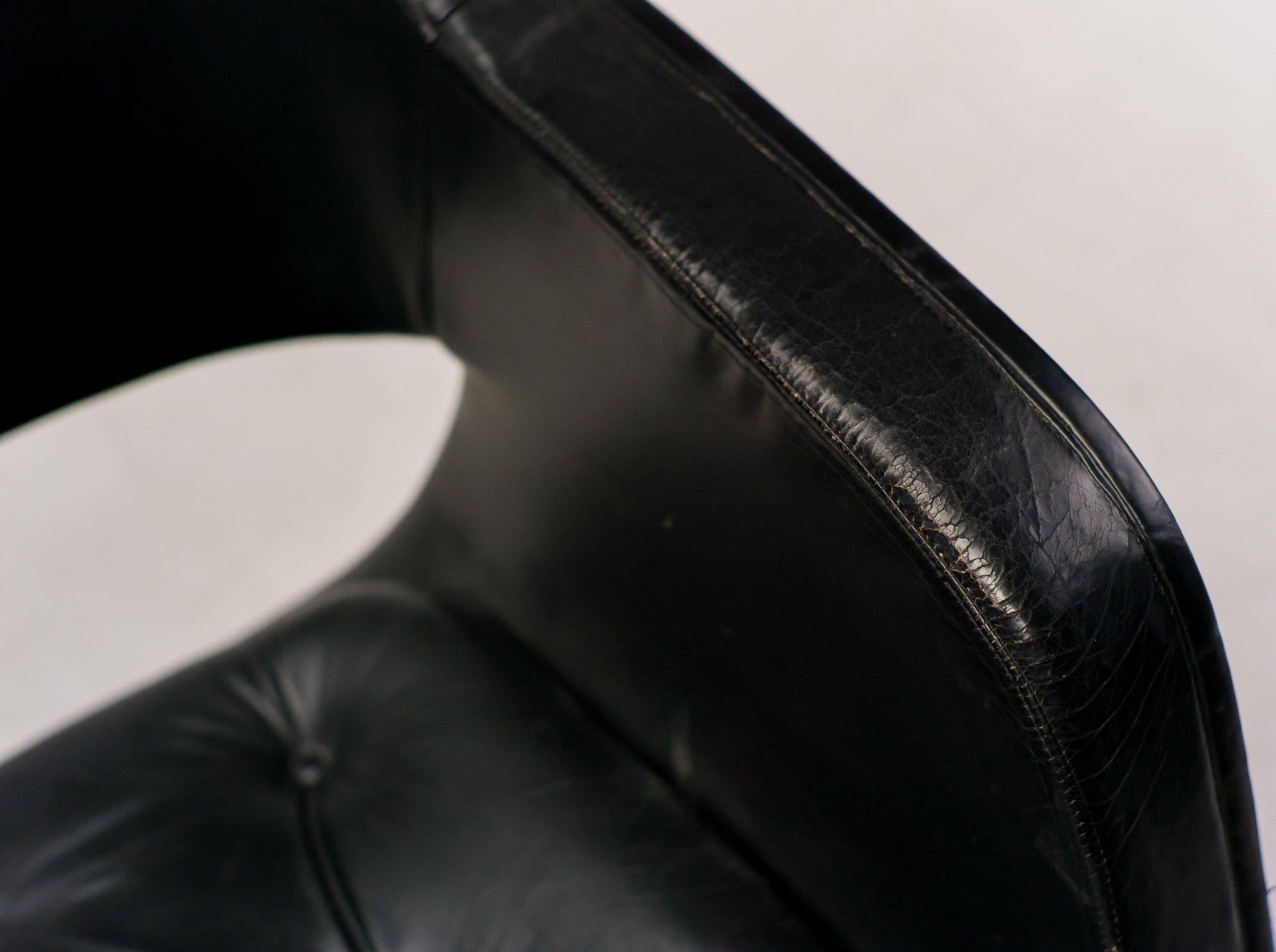 Black leather chaise longue by Olli Mannermaa for Finnart Ab, Finland, 1970