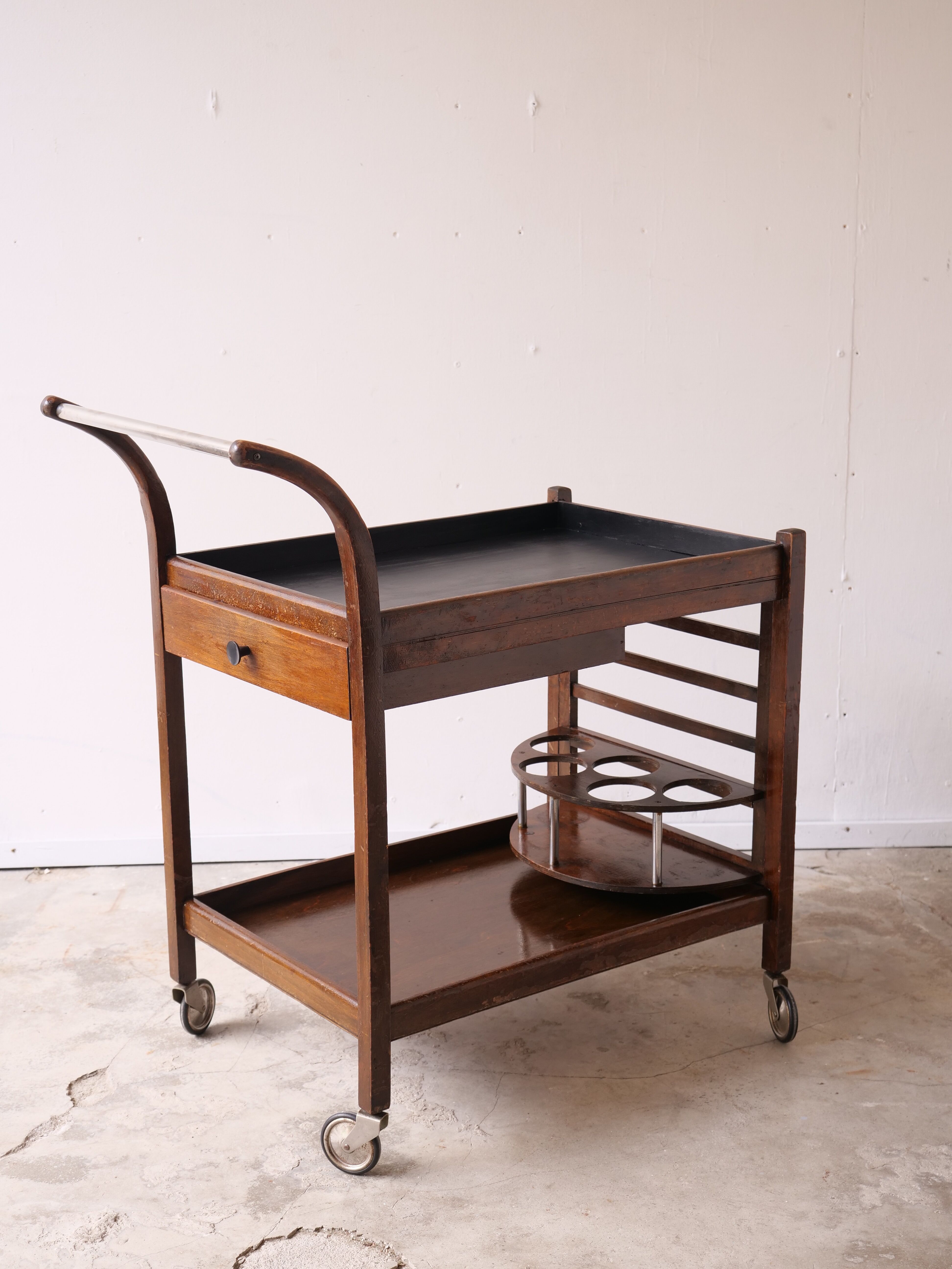 Serving art deco tork