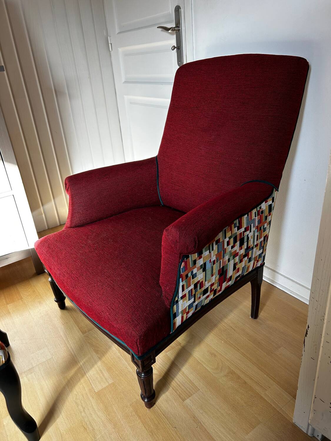 Fauteuil anglais rouge et son repose pied