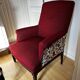 Fauteuil anglais rouge et son repose pied