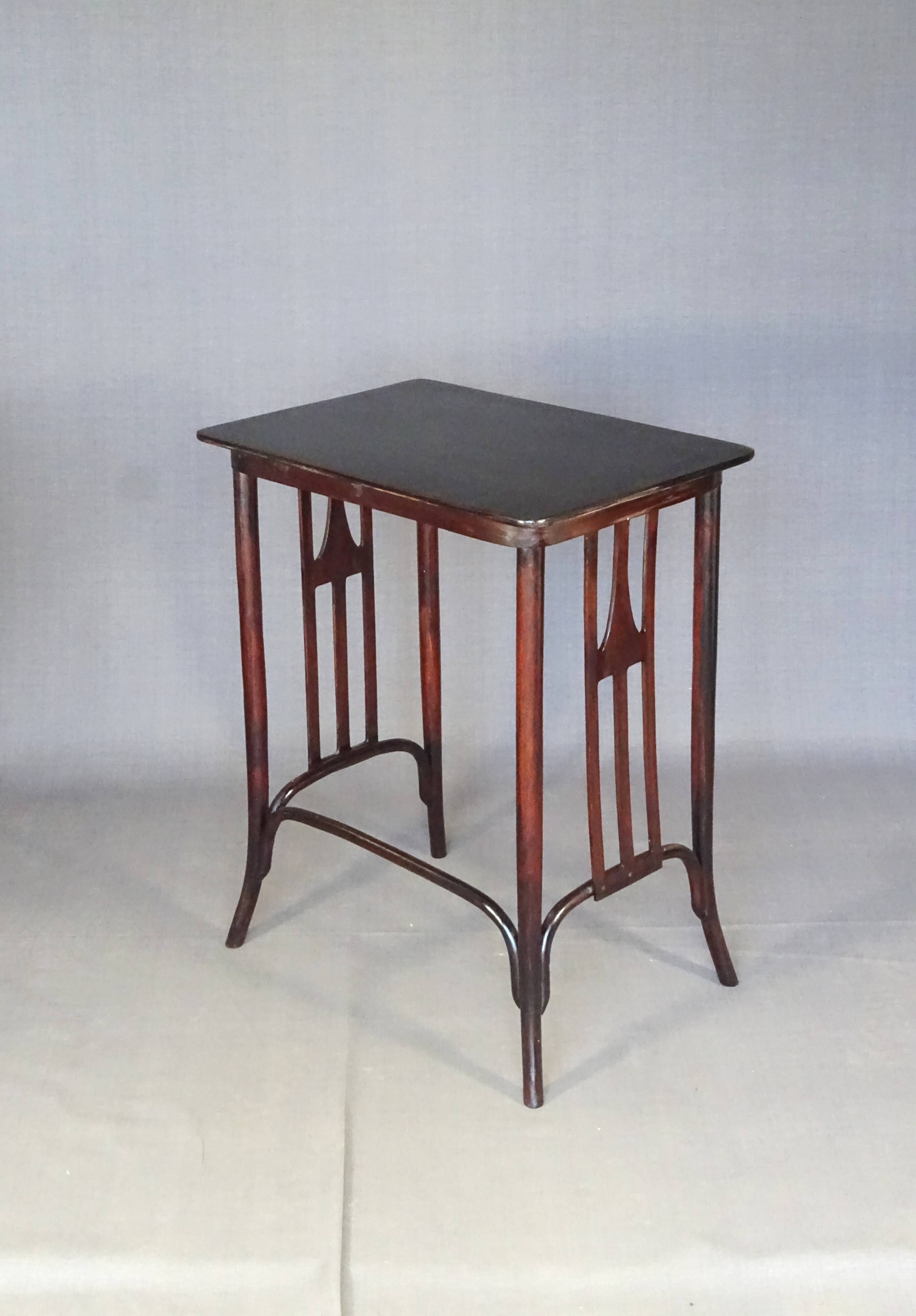 Set de 4 tables gigognes -958 a - par KOHN vers 1905, design Siegel- no Tho