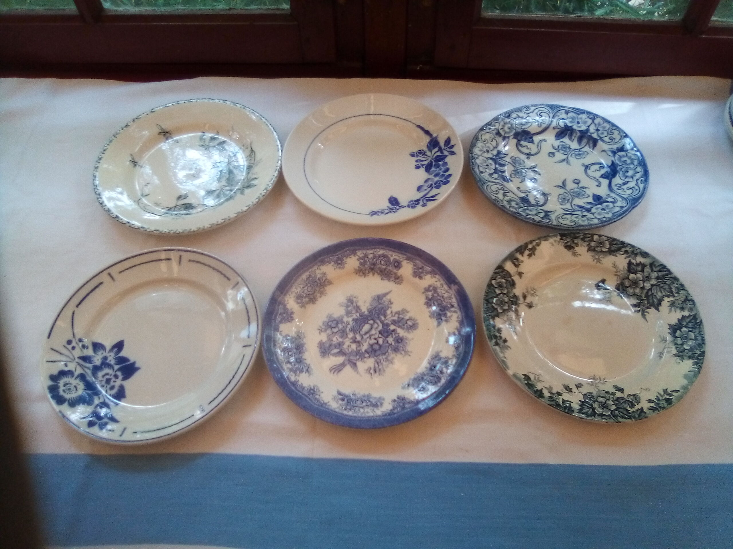 Assorted 18 old blue plates