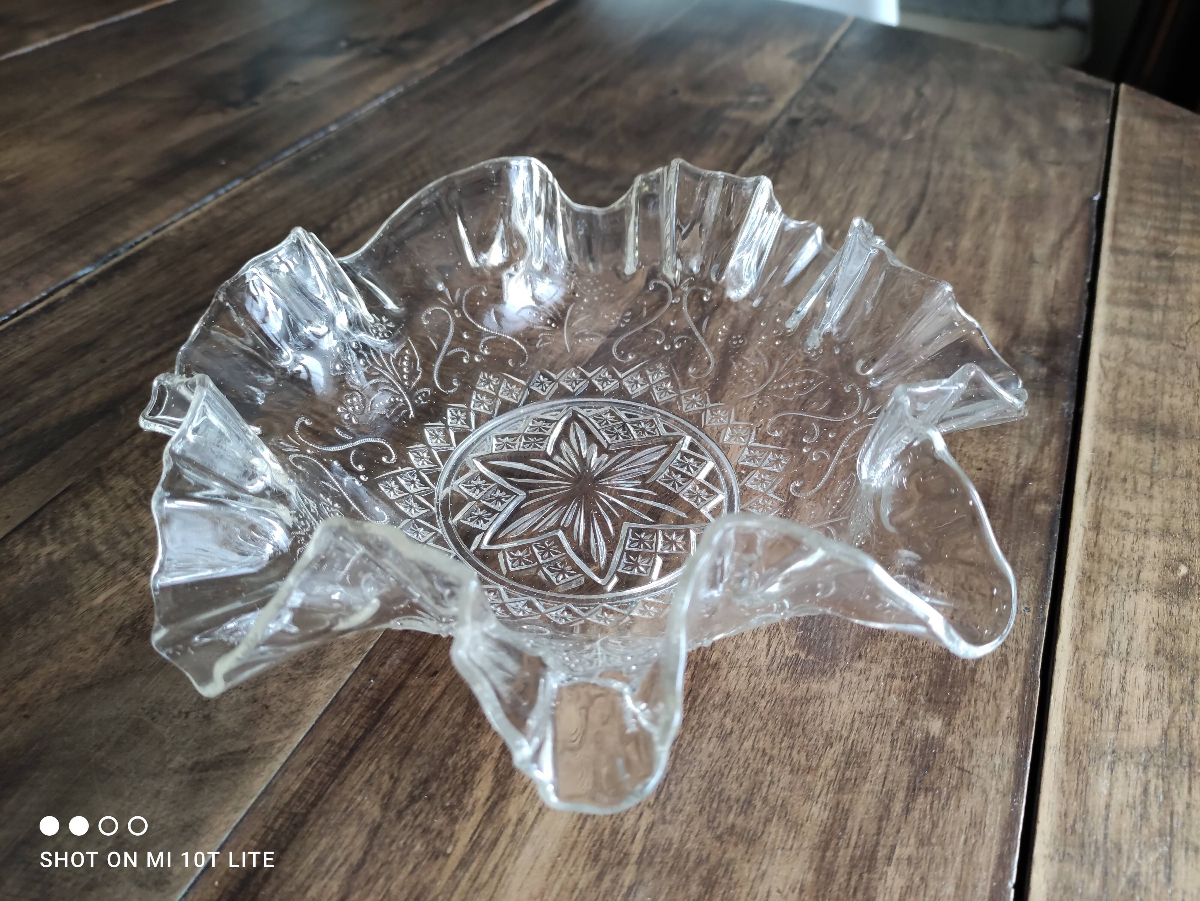Cup, empty pockets in voluted molded glass decoration stars