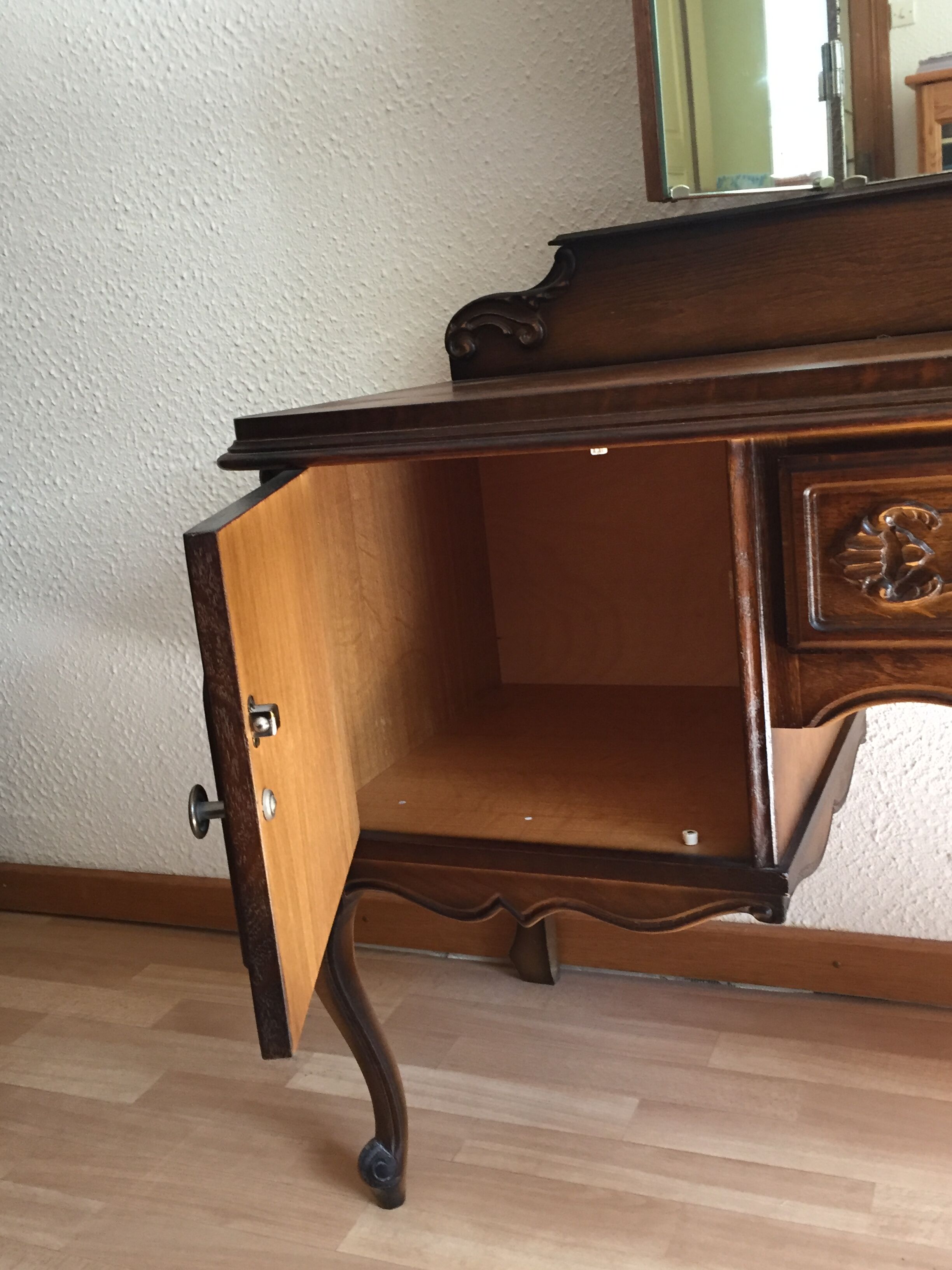 Hairdresser with triptych mirror