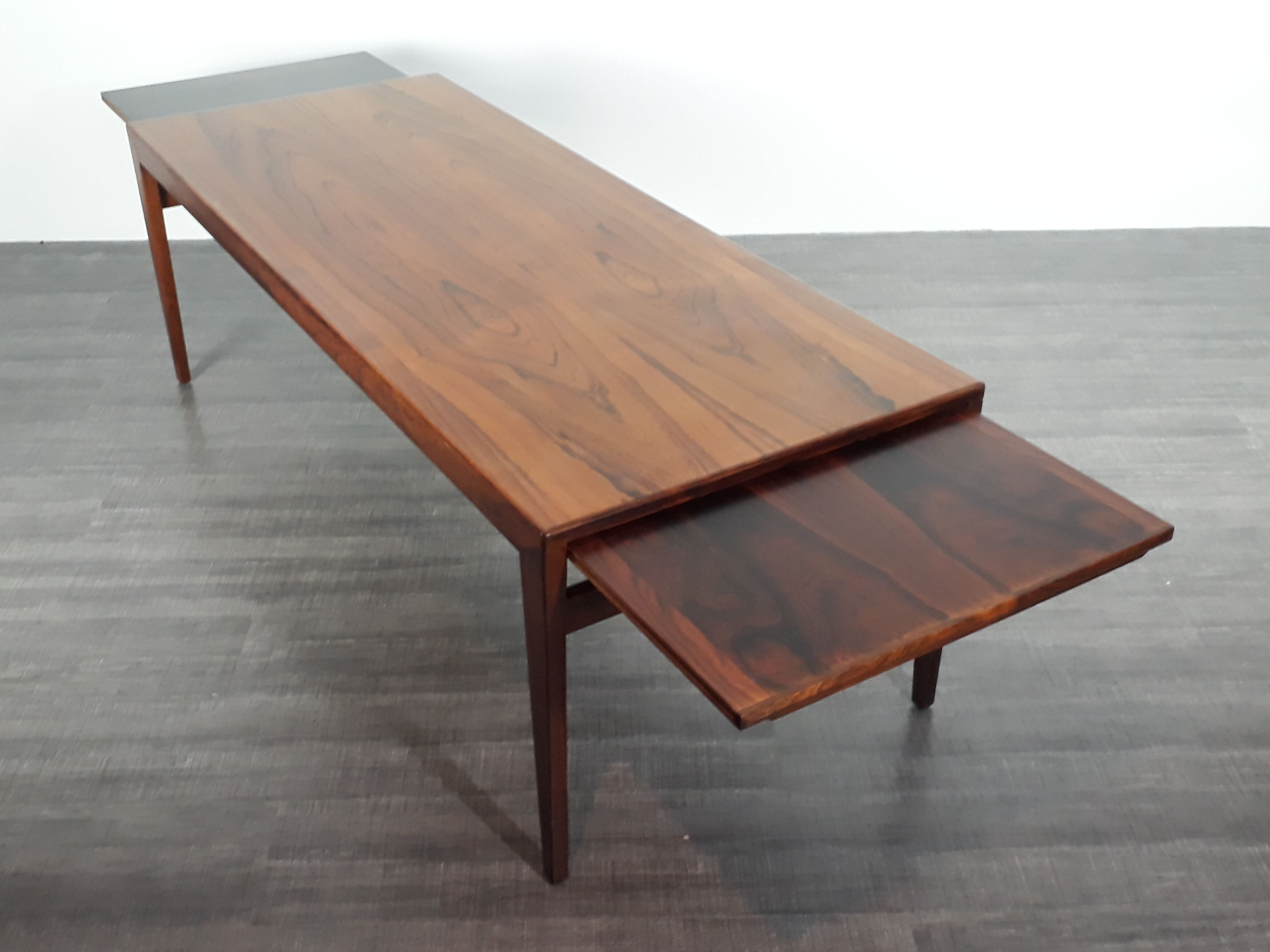 Extendable coffee table