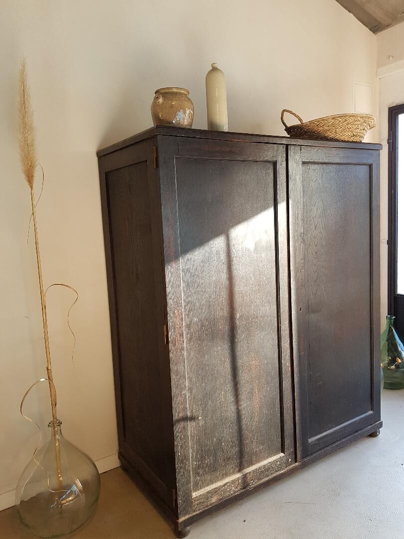 Armoire noire ancienne - tiroirs en bois et étiquettes d'origine