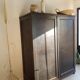 Armoire noire ancienne - tiroirs en bois et étiquettes d'origine