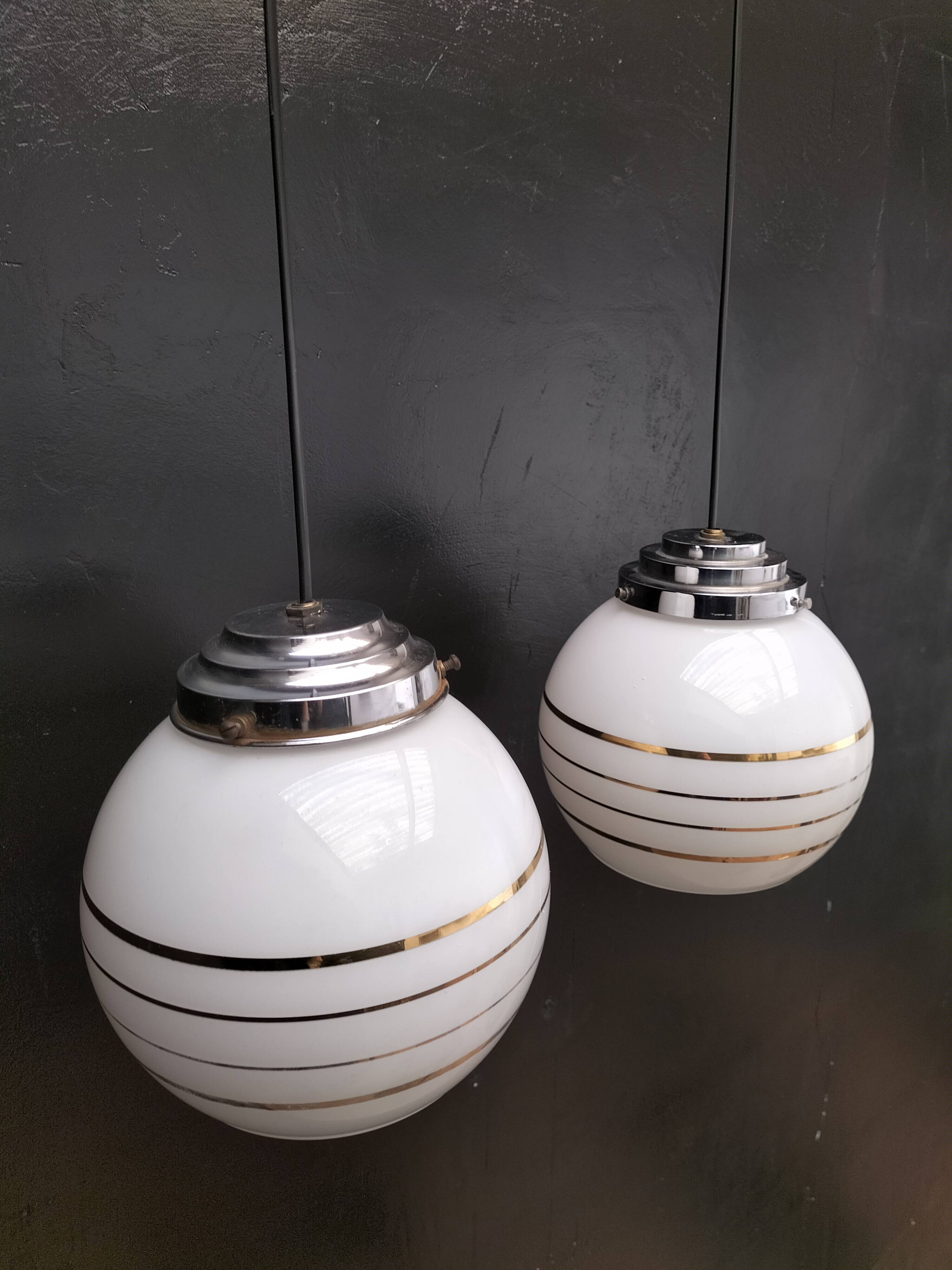 Paire de suspensions opaline