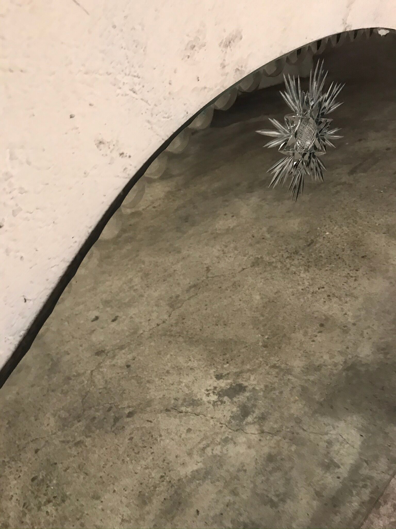 Bevelled path mirror with a star-studded motif