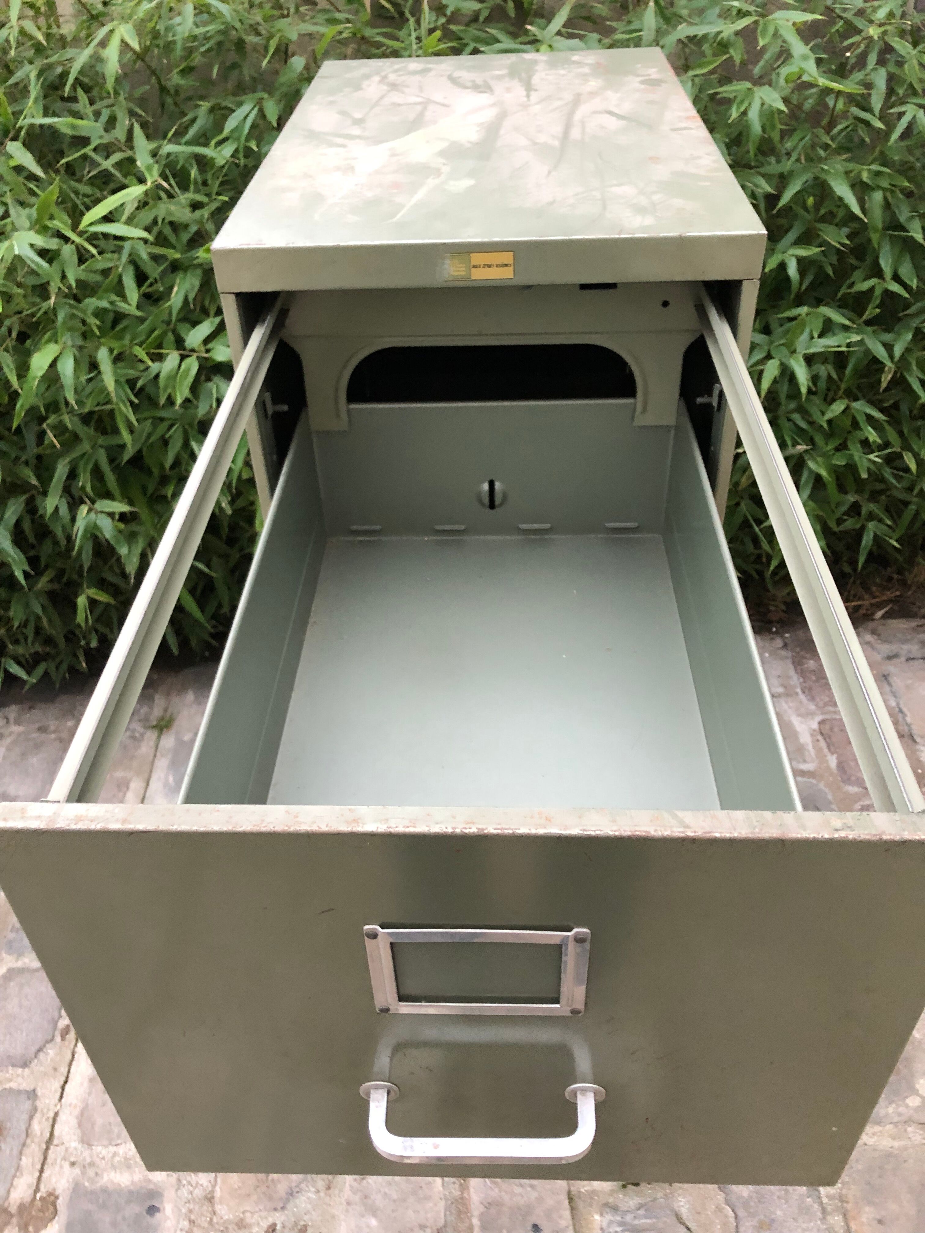 Industrial metal binder with 4 drawers