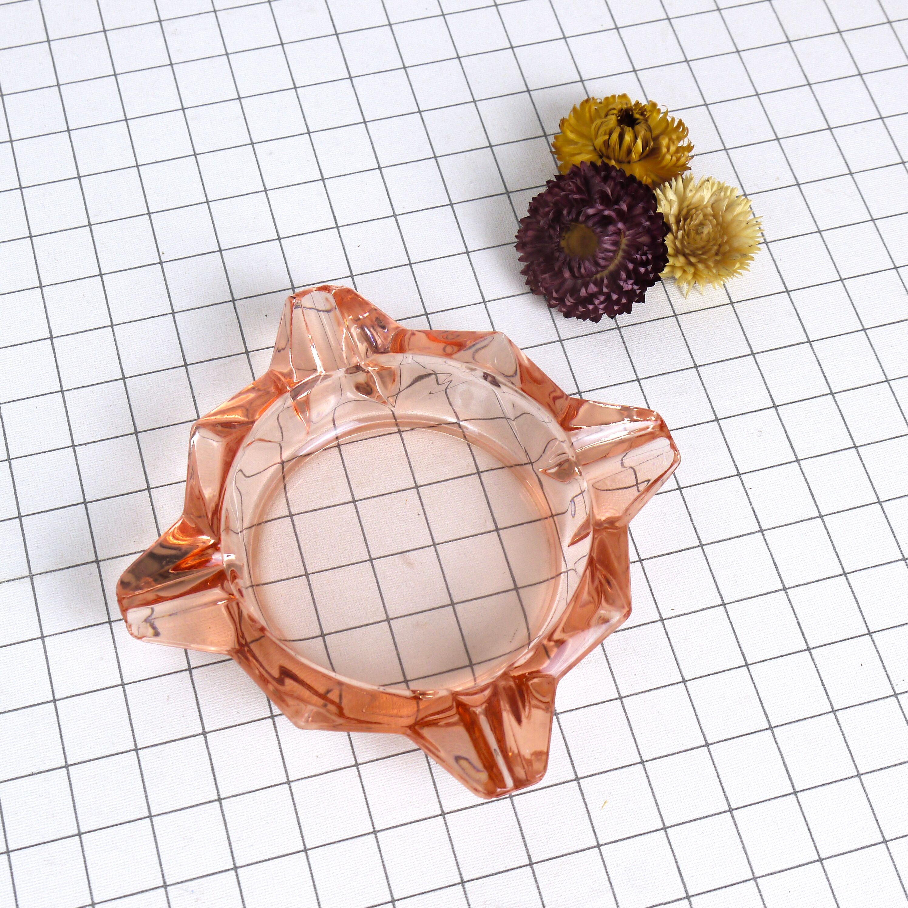 Glass ashtray pink with pose-cigarette