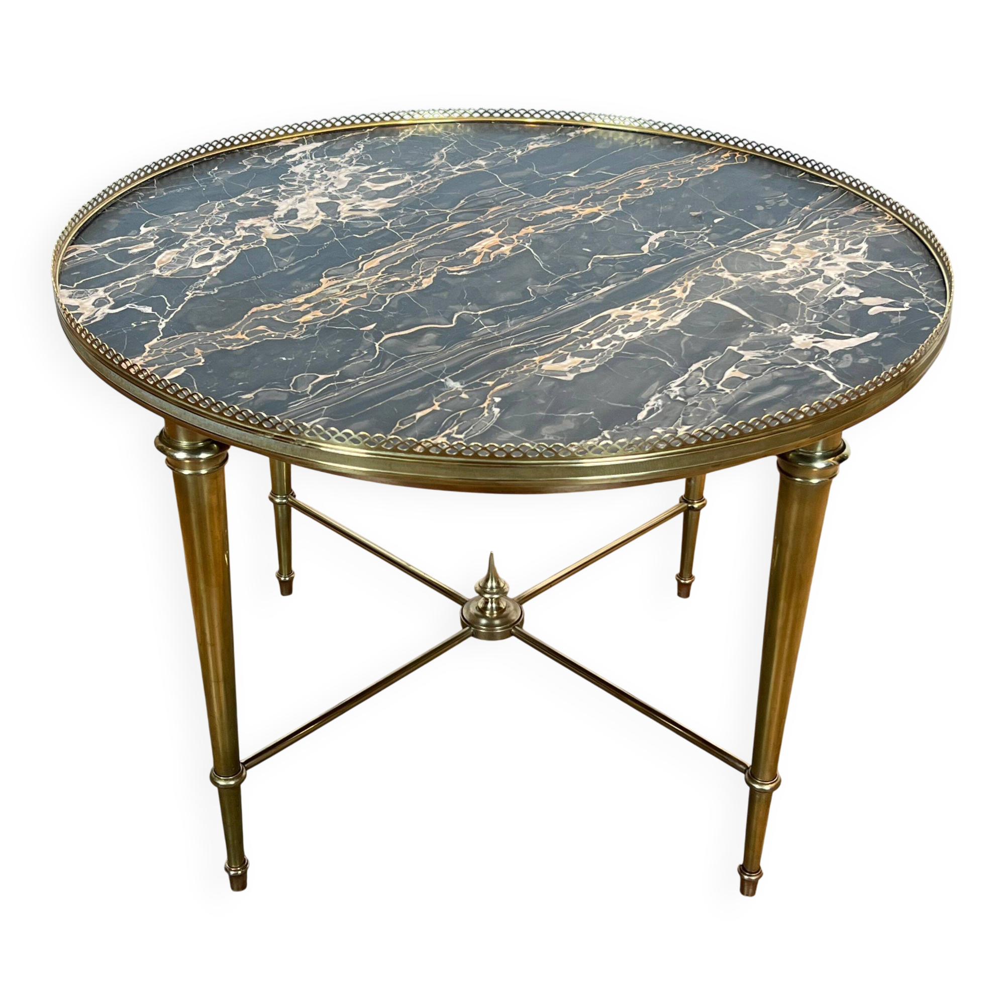 Round coffee table in brass with a marble top from the Ramsay house.