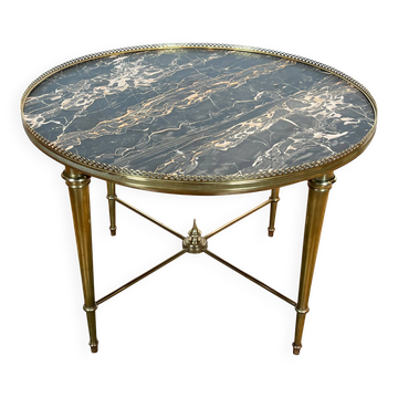Round coffee table in brass with a marble top from the Ramsay house.