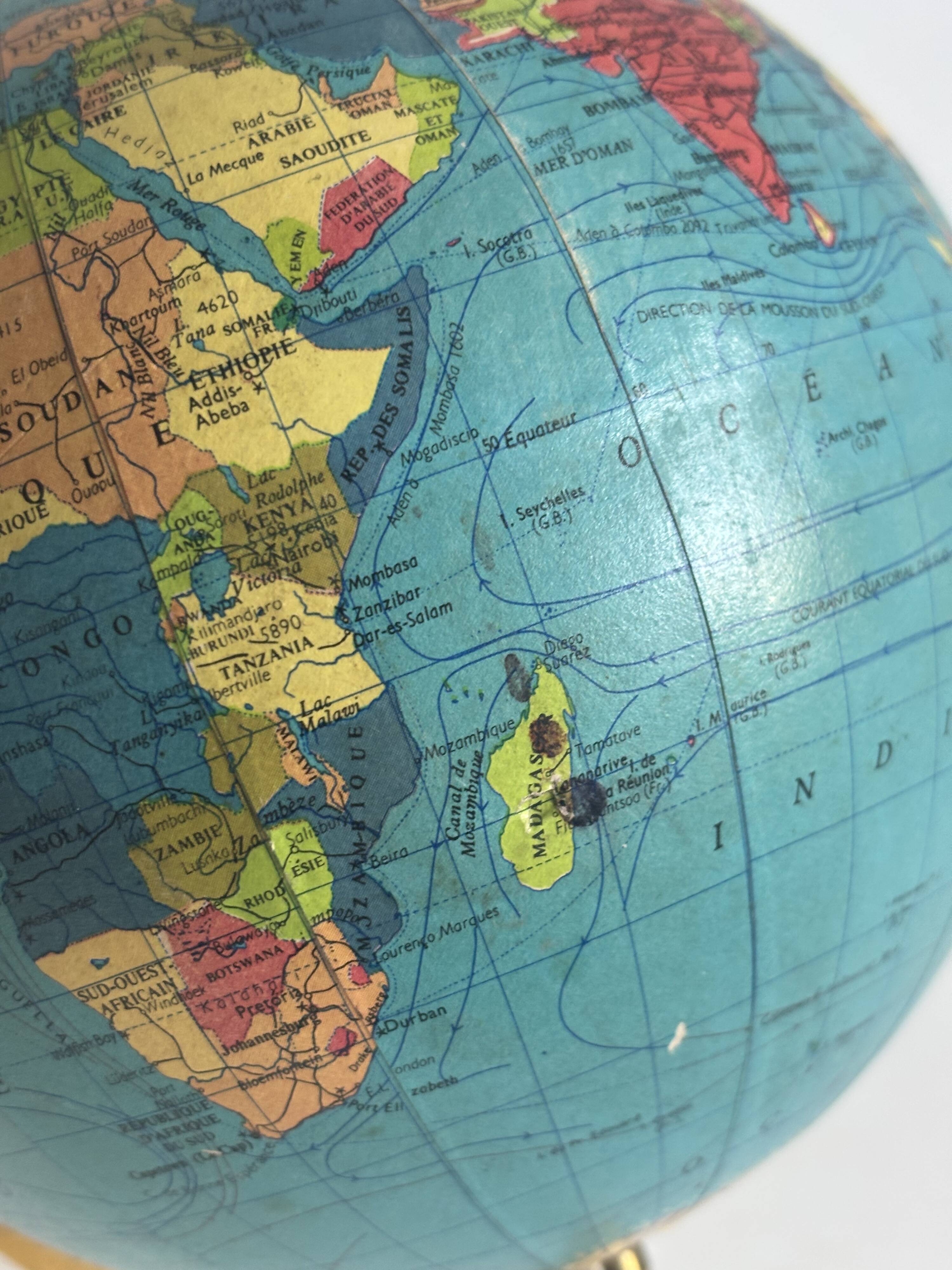Globe terrestre vintage 1967 mappemonde dorée tripode Taride - 23 cm