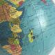 Globe terrestre vintage 1967 mappemonde dorée tripode Taride - 23 cm