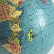 Globe terrestre vintage 1967 mappemonde dorée tripode Taride - 23 cm
