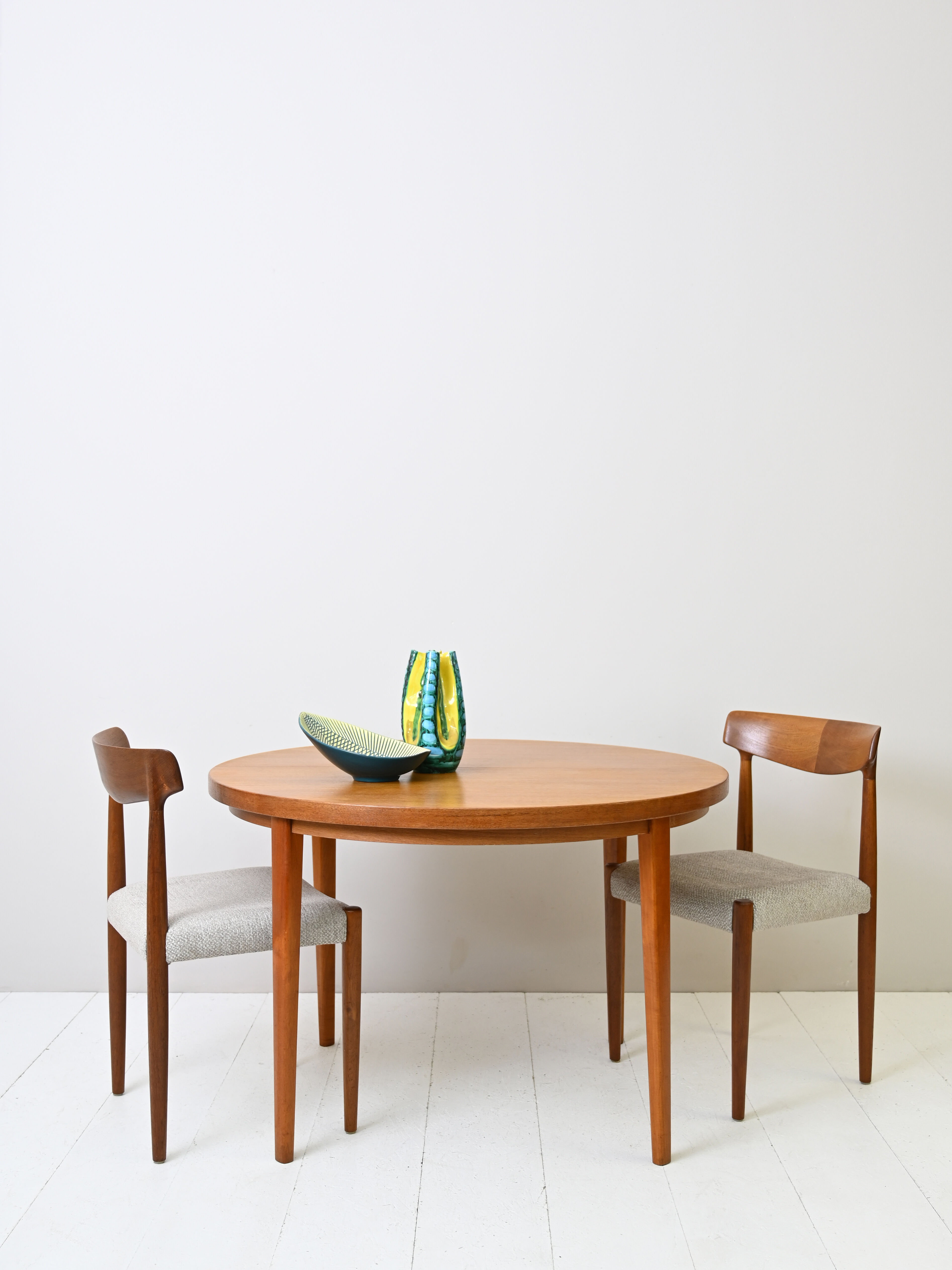 1960s Extendable round dining table