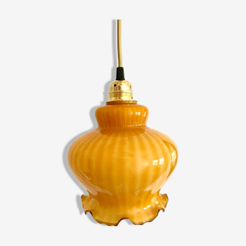 Amber opaline glass suspension