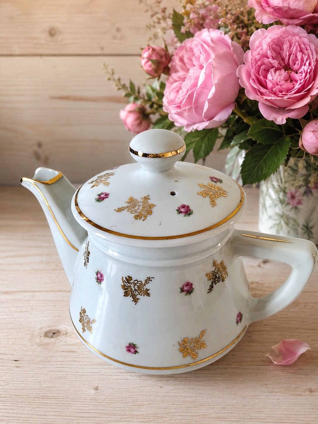 Porcelain teapot Louis Lourioux, decorated with roses and pyroluxe gilding.