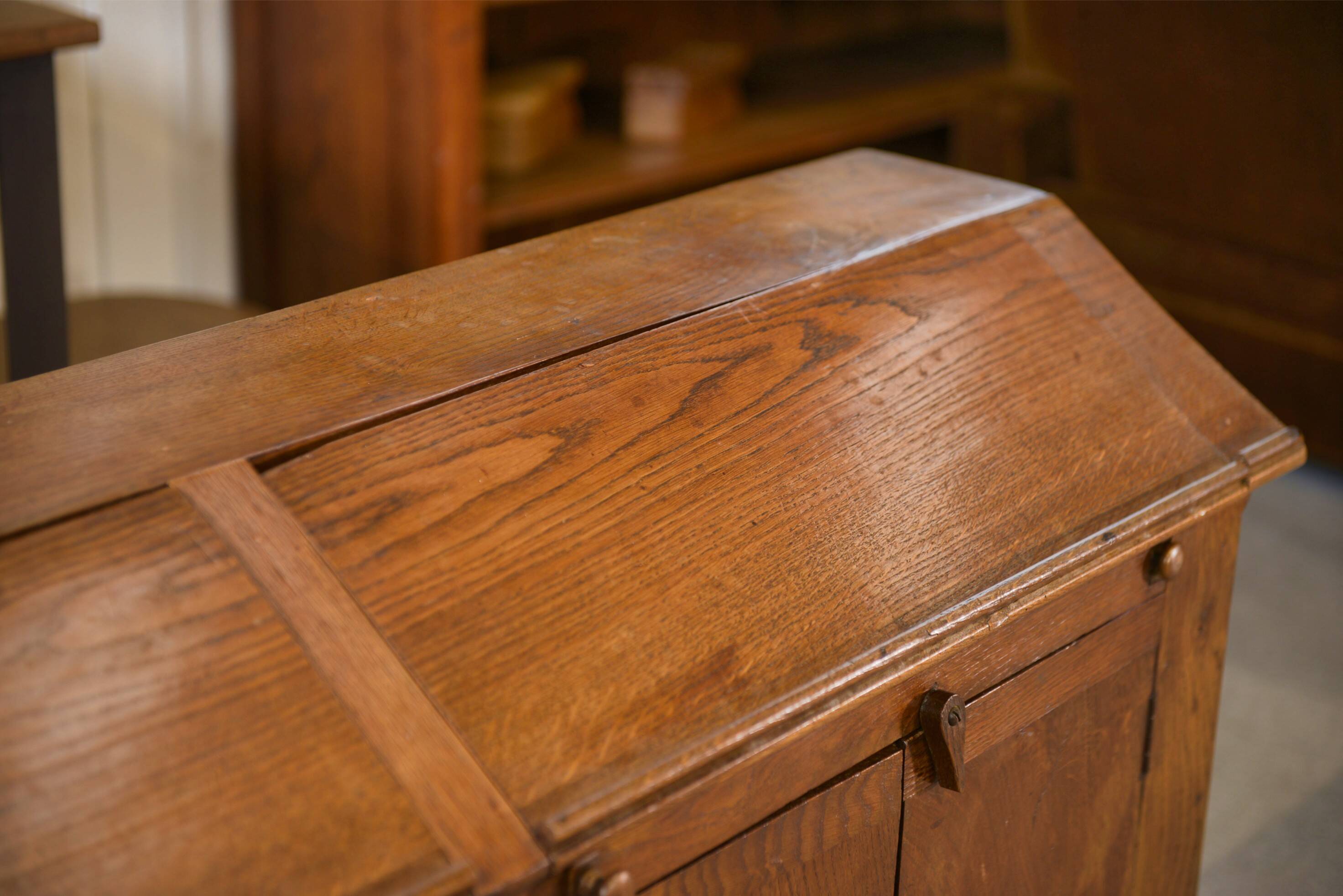 Grocer's counter / workshop furniture in solid oak from the 1920s