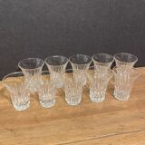 Suite de 10 verres à alcool en cristal taillé