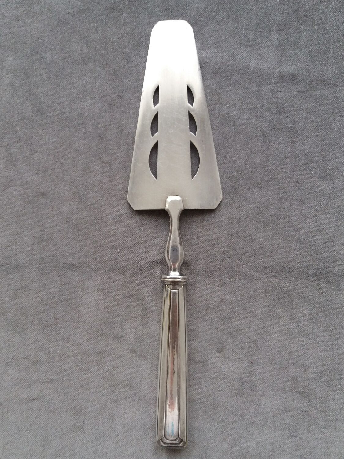 Art deco pie shovel in silver metal