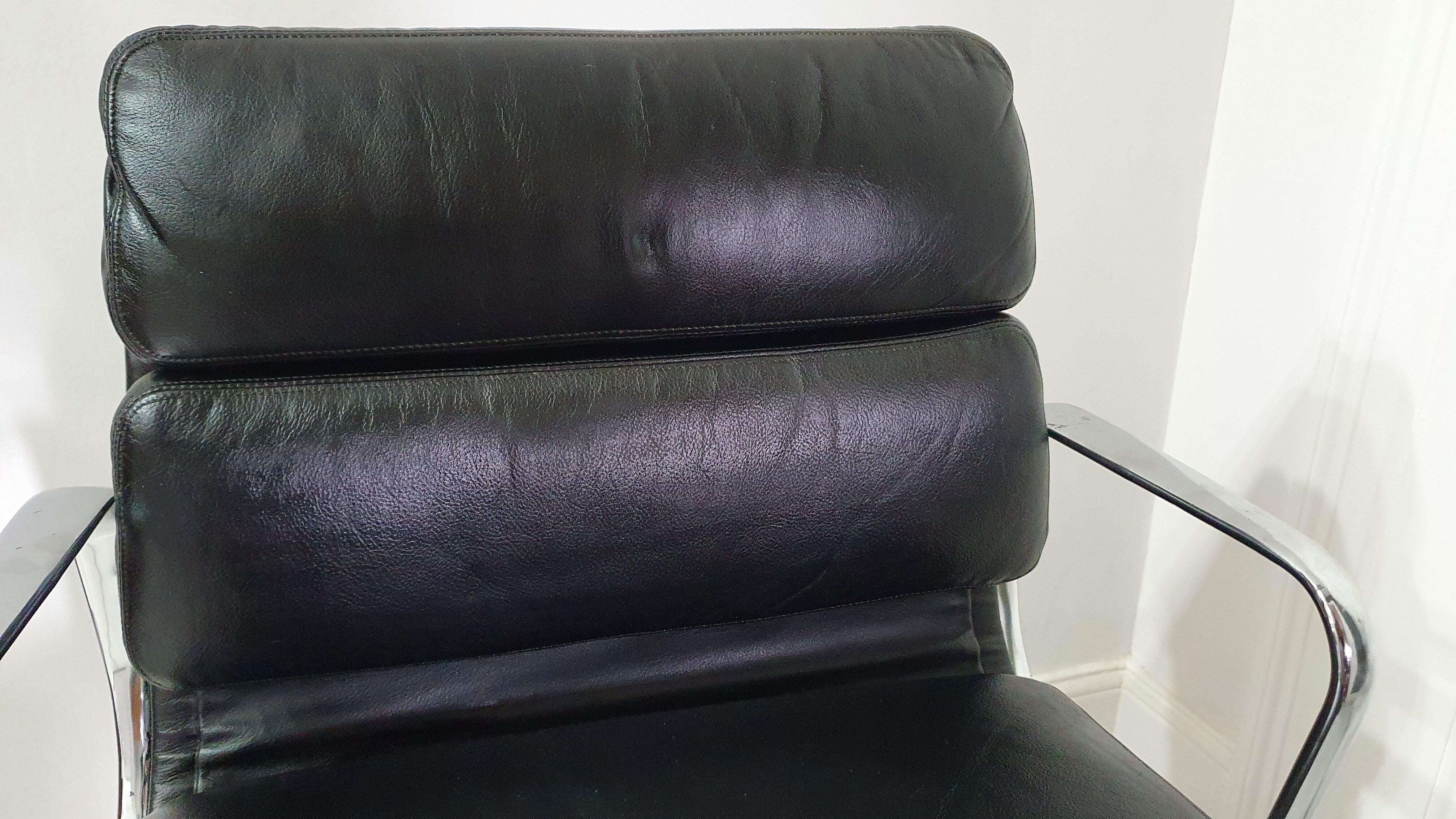 Fauteuil EA208 soft pad Charles et Ray Eames édition Herman Miller