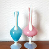 Paire d'aiguières en opaline rose et bleu