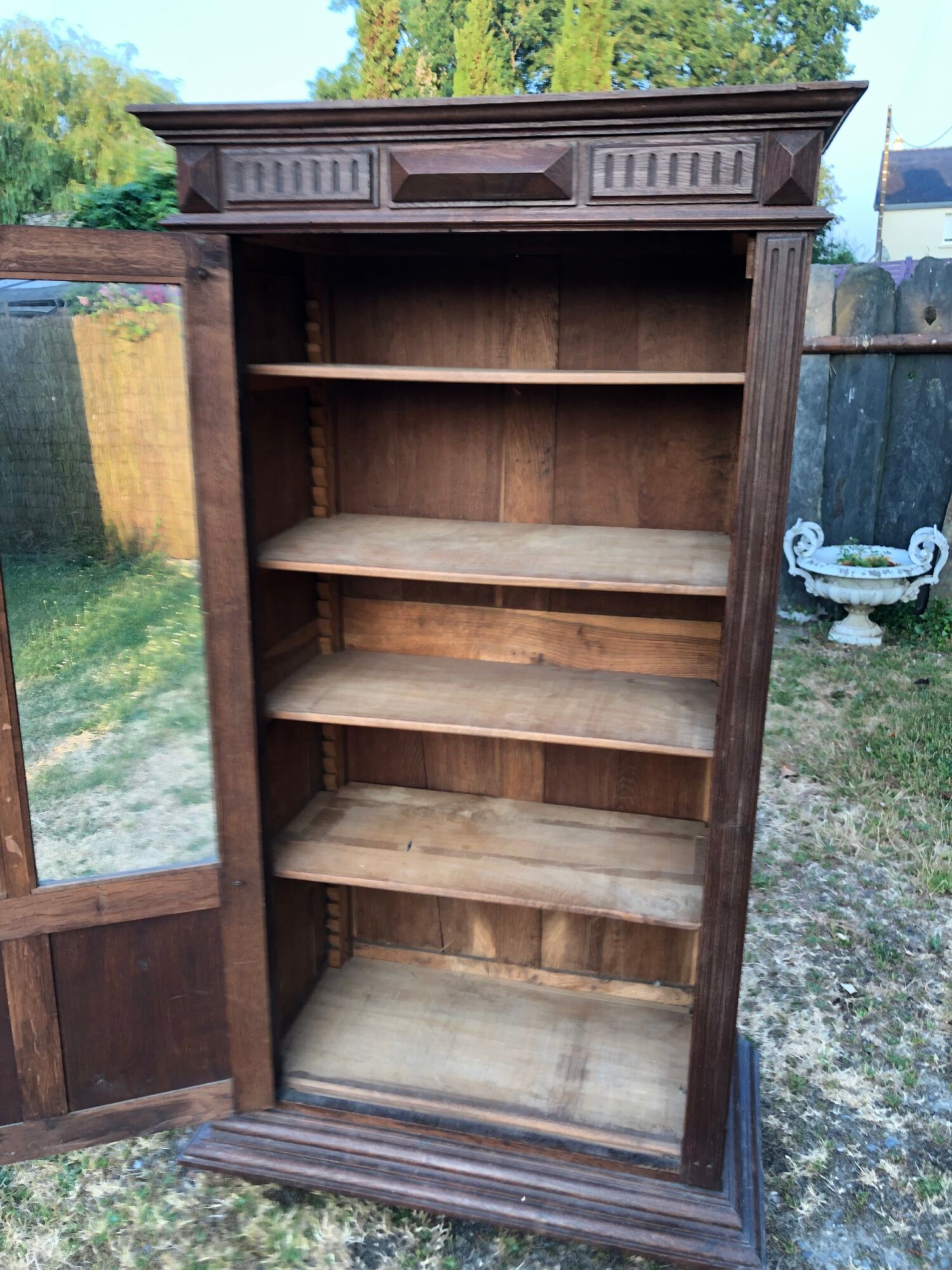 Armoire vintage parisienne à 1 porte vitrée en chêne massif.