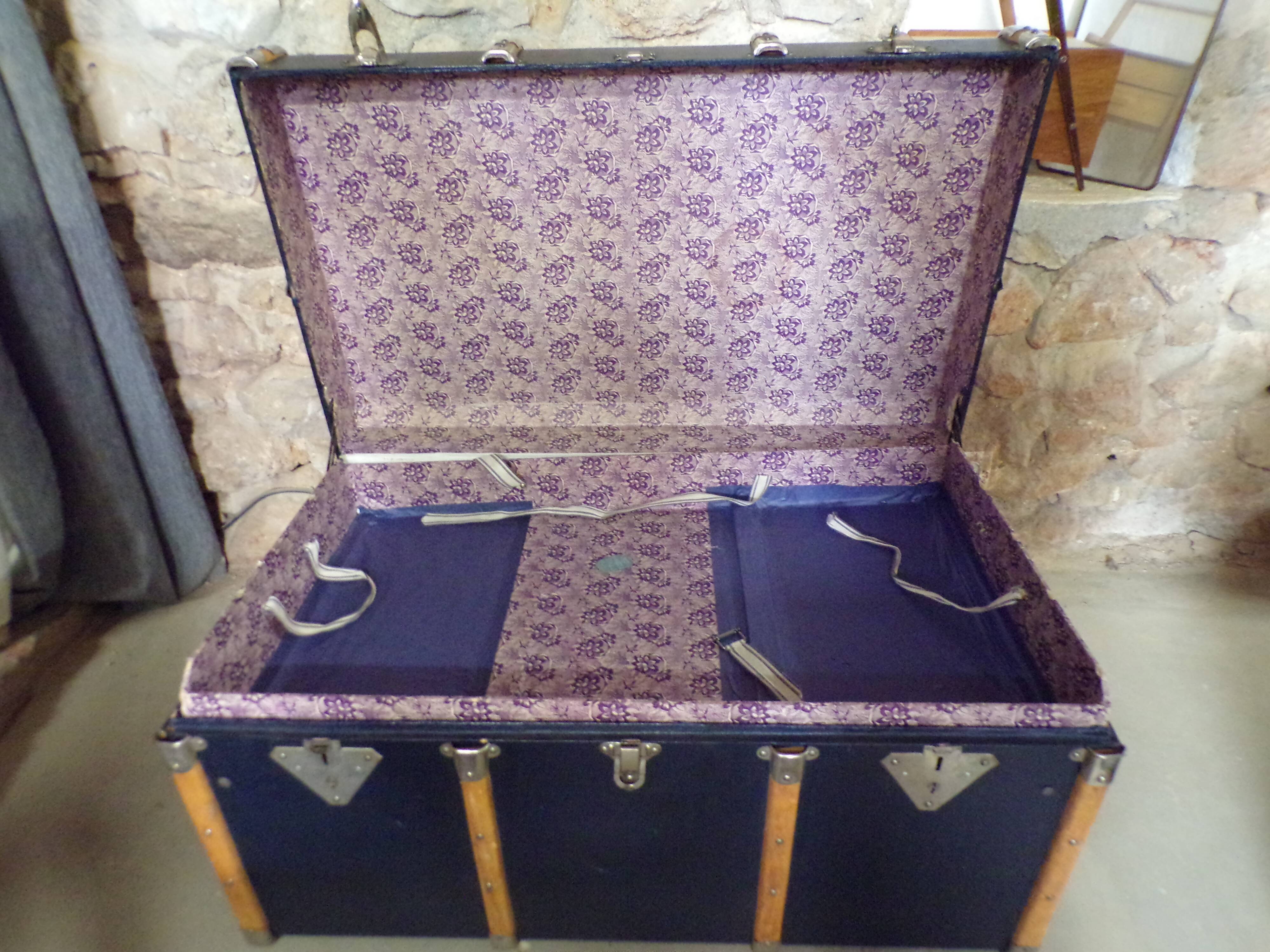 Malle ancienne en cuir et bois