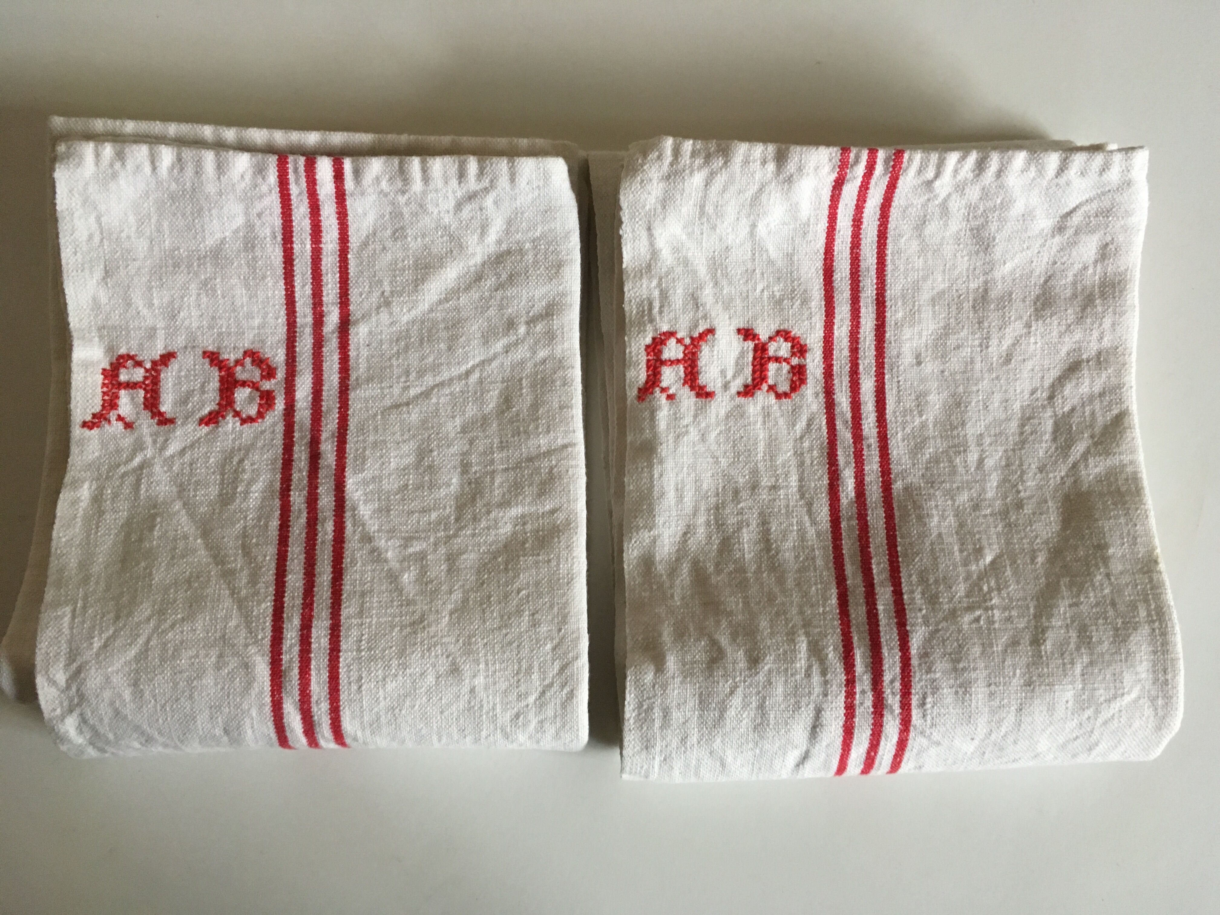 Paire de torchons en lin réserve de trousseau monogramme AB