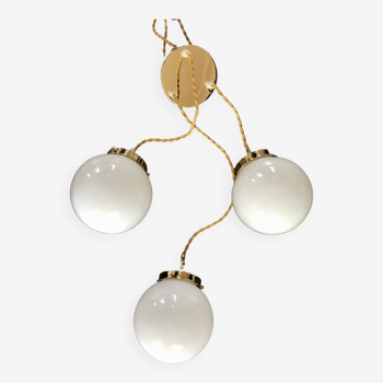 Suspension cascade trois feux, globes vintage en opaline blanche