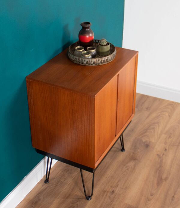 Armoire à disques rétro en teck des années 1960 sur pieds en épingle à cheveux