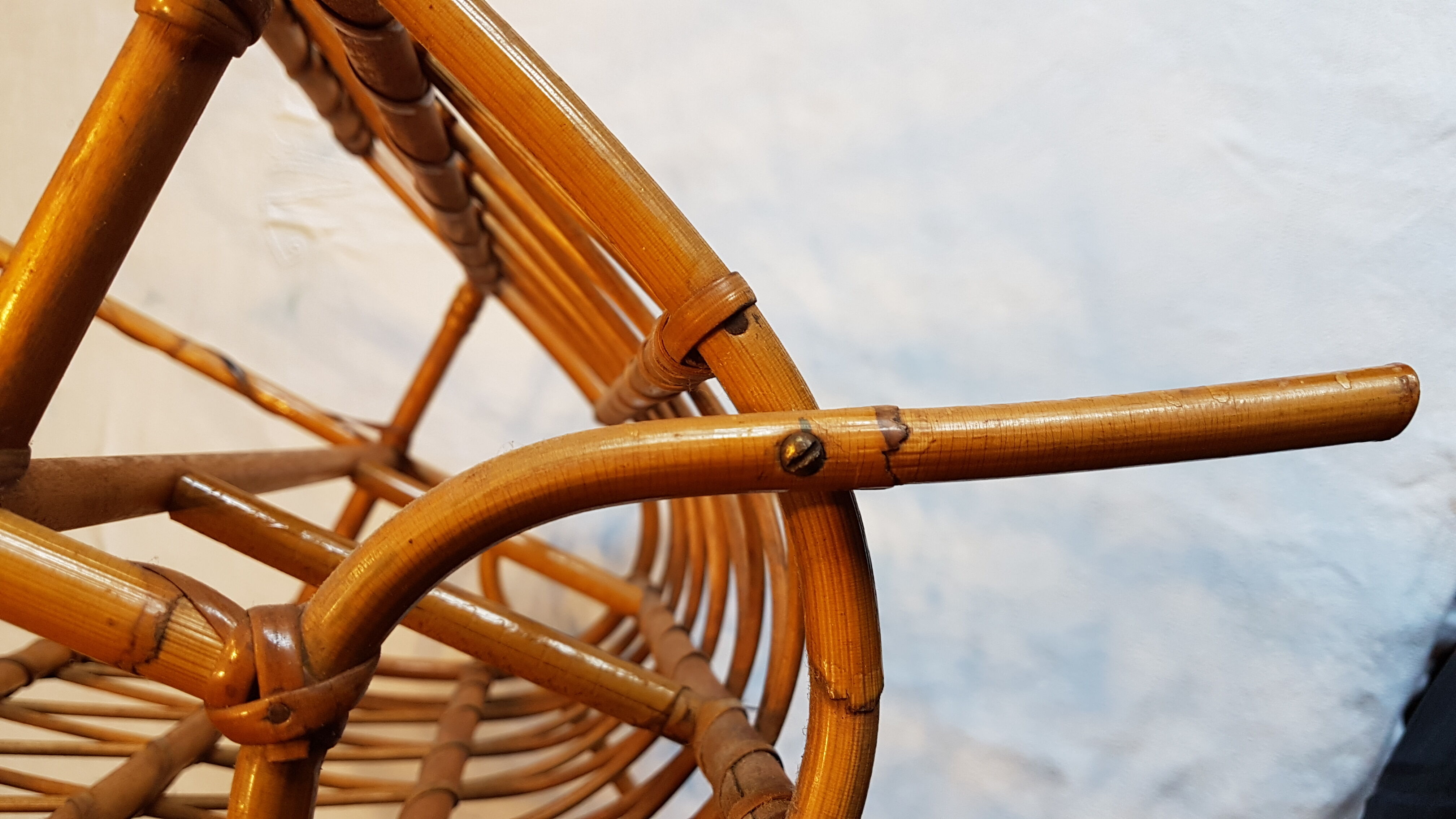 Porte revue en osier rotin des années 70