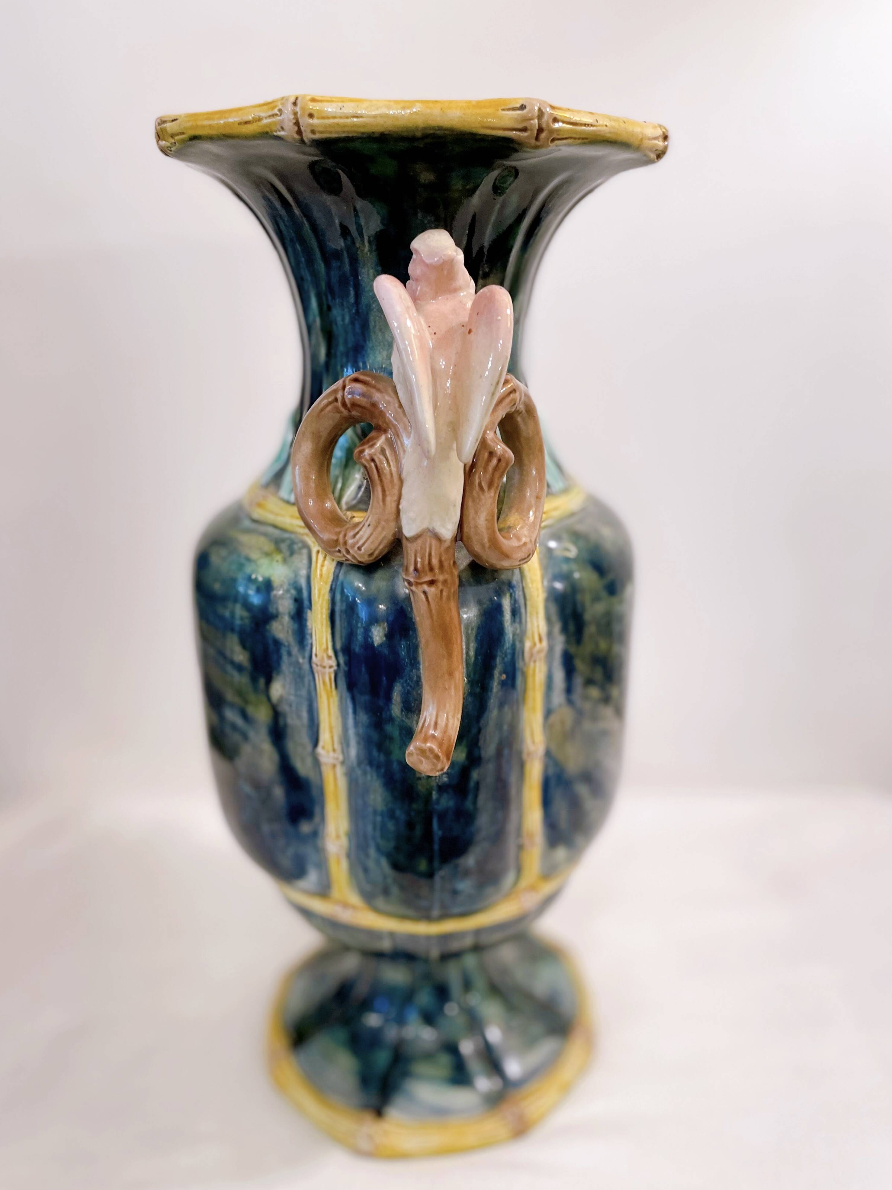 Vase en barbotine émaillée à décor d'oiseaux et bambou