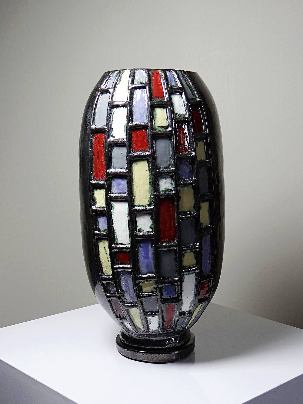Large modernist ceramic art vase in vintage black glazed from 1950-1970.