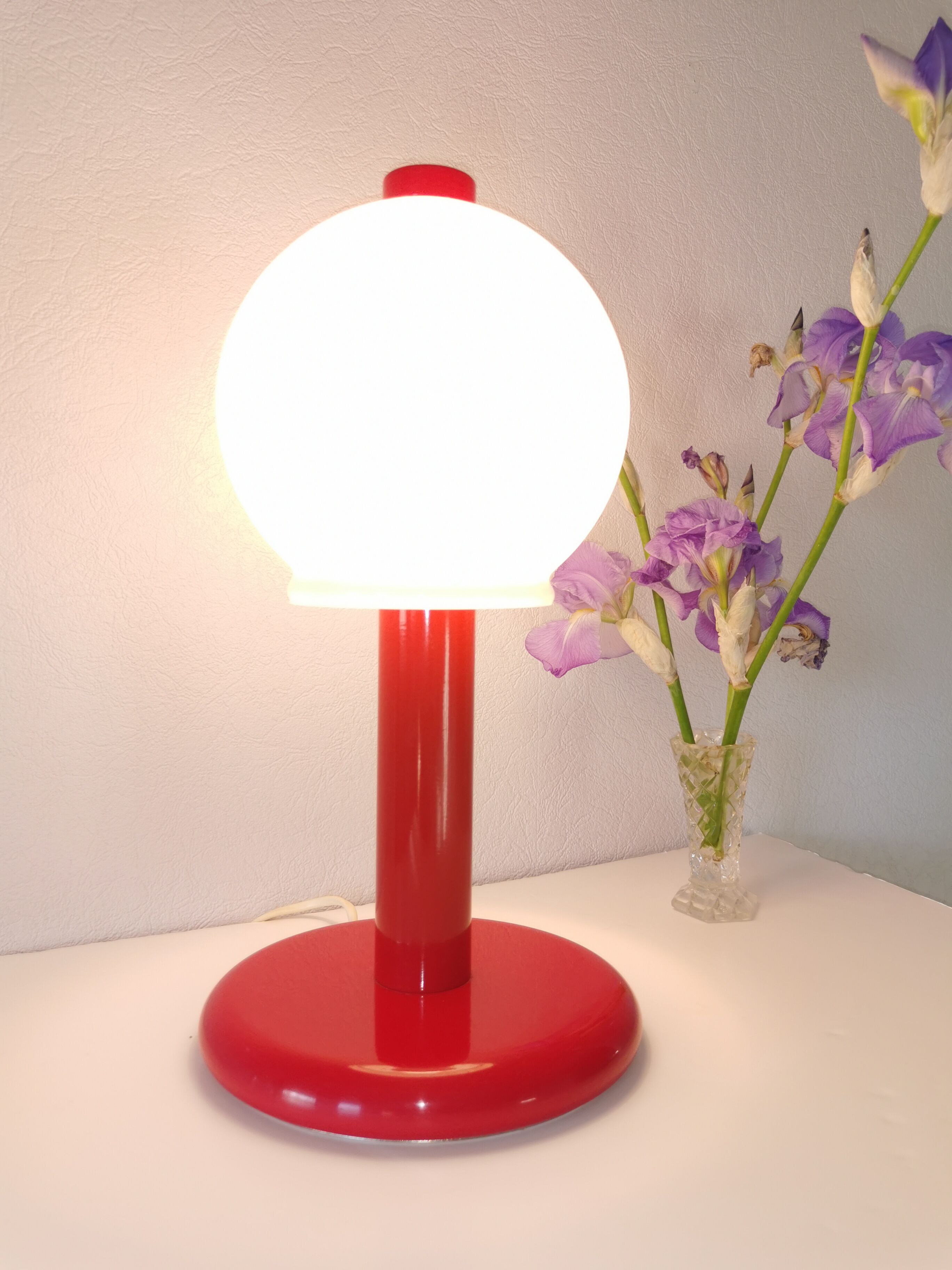 Mushroom lamp in lacquered steel and opaline, bubble gum, space age, 1970