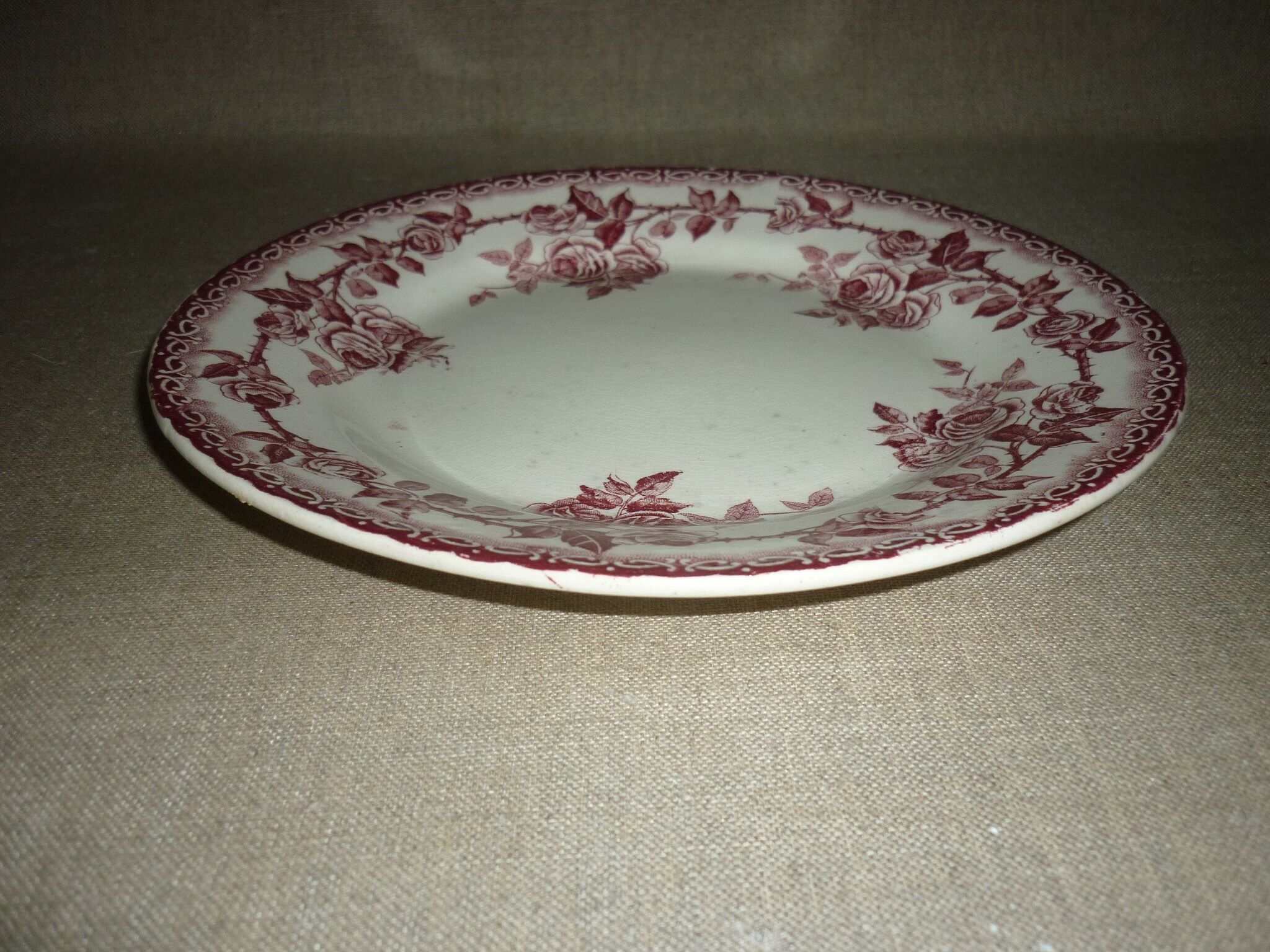 Beige earthenware plate with rose decoration and red garlands