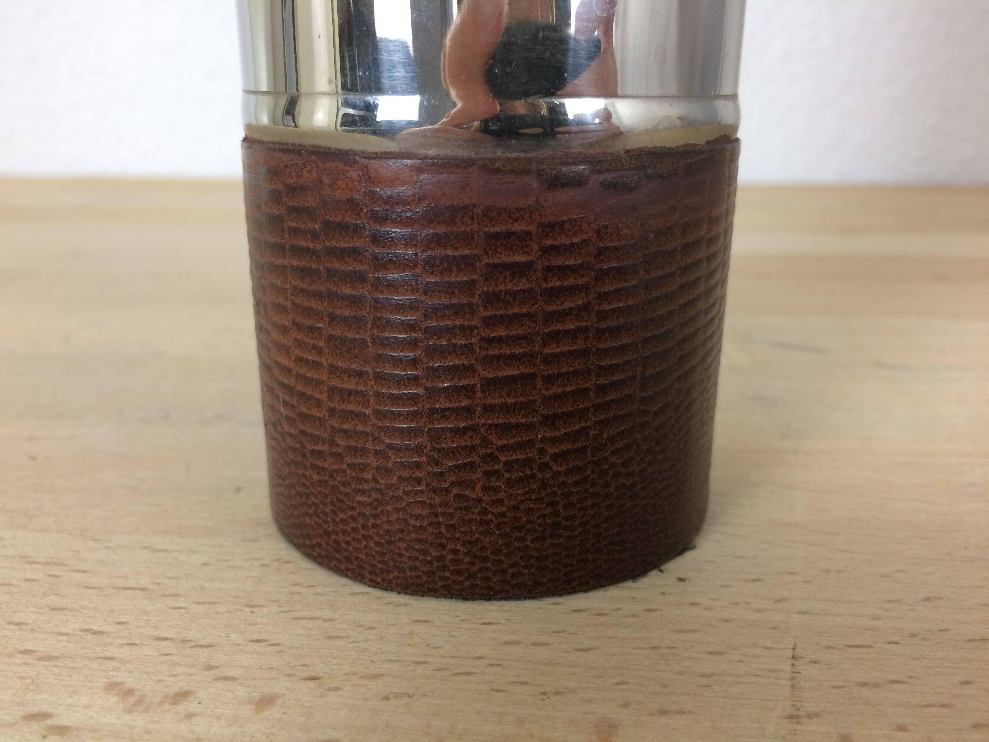 Vase rouleau acier chromé et simili cuir