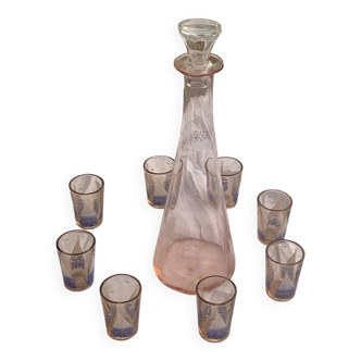 Carafe and 8 small liqueur glasses in pink glass with a sailboat motif, vintage