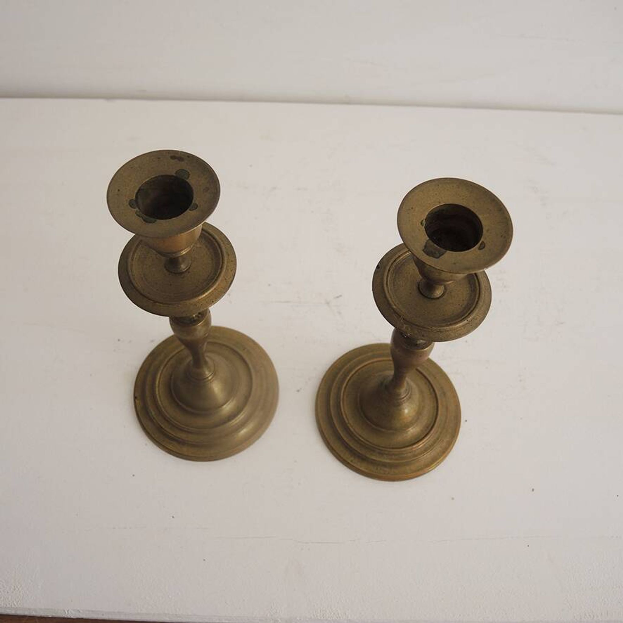2 anciens bougeoirs en laiton ou bronze