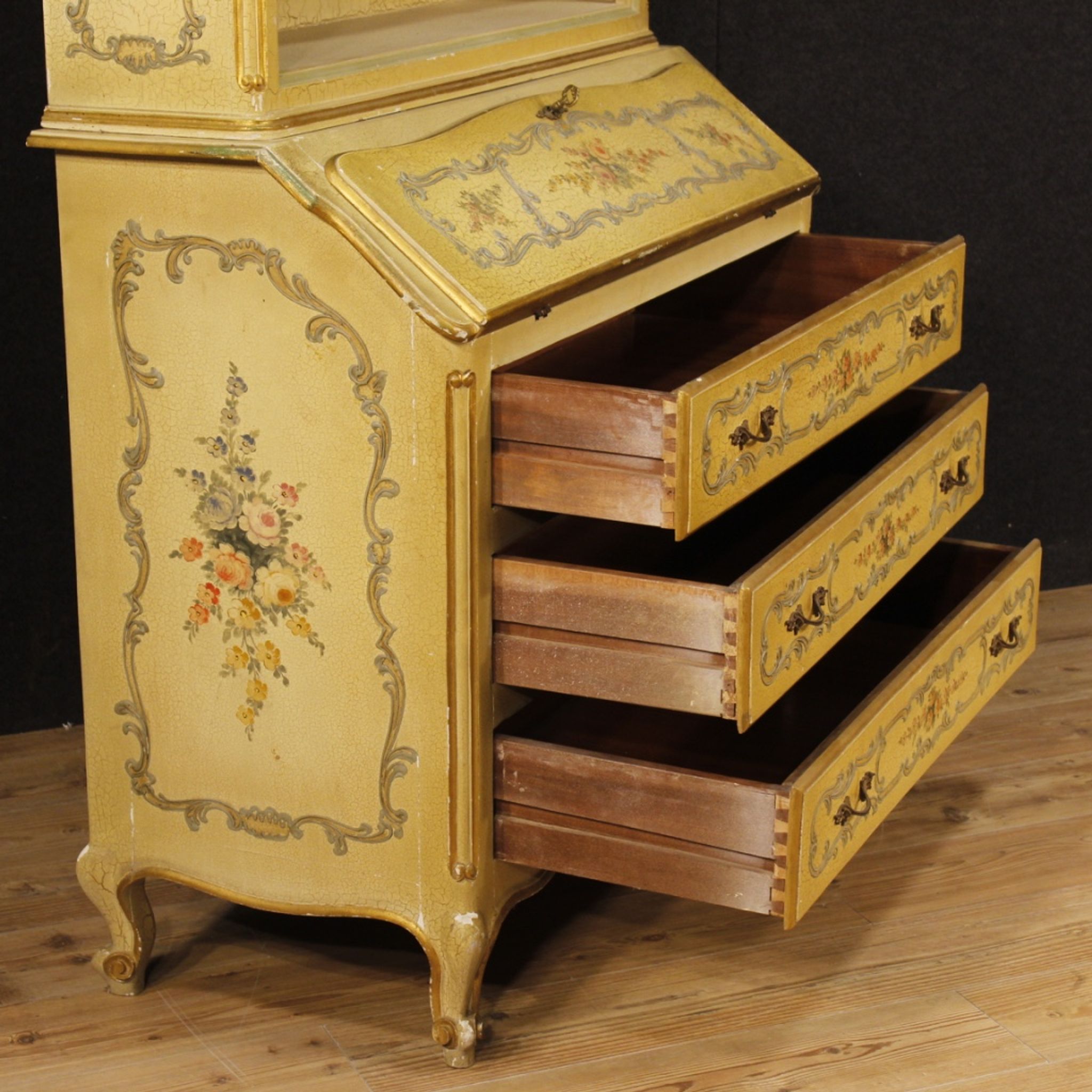 Lacquered Venetian buffet painted and gilded