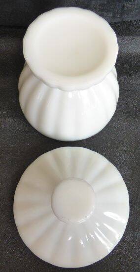 Sucrier vintage en verre blanc épais